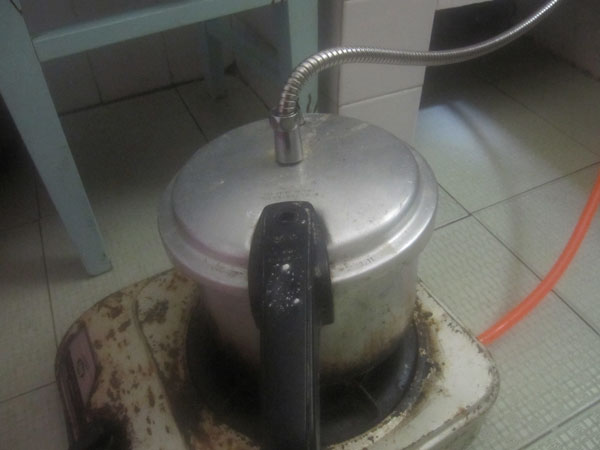pressure cooker with pipe