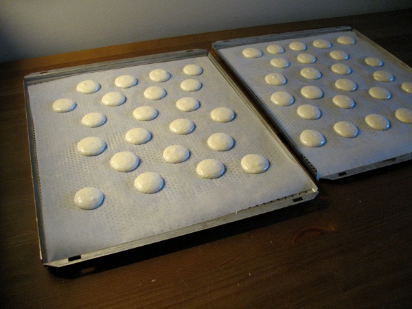Piped macarons