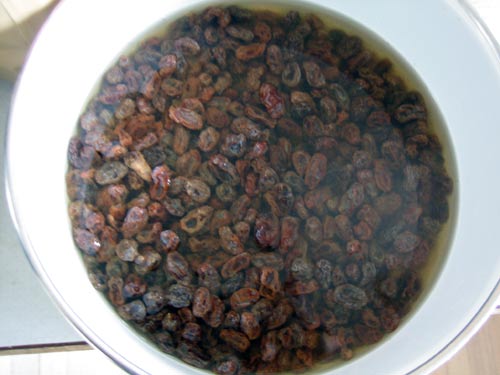 soaking raisins