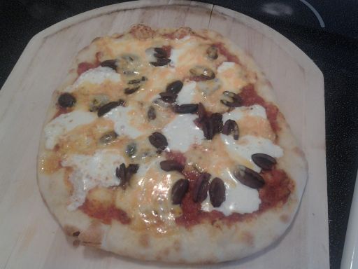 Fresh mozzarella and kalamata olives pizza 