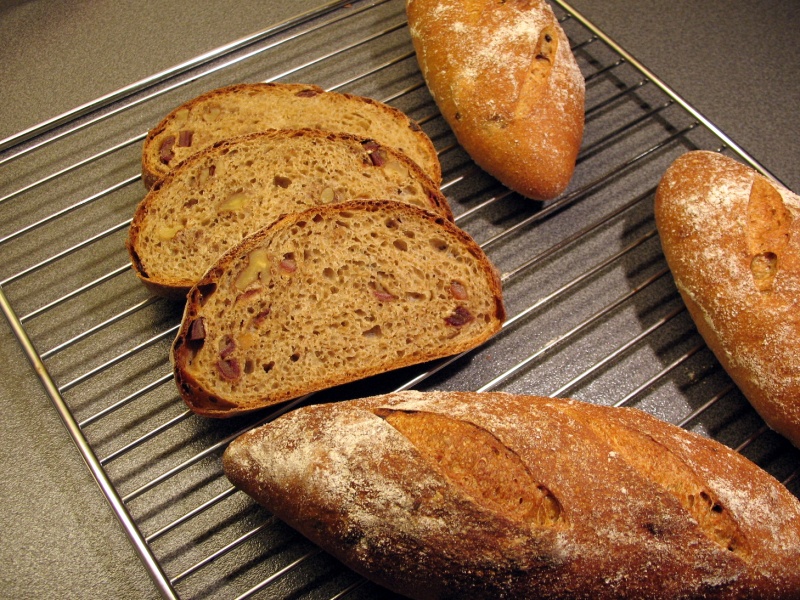 Whole-wheat bread with dates and walnuts
