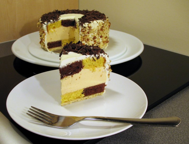 Caramel cake slice